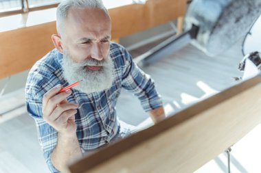 Konsantre profesyonel adam ofisinde çalışıyor