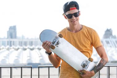 Holding yönetim kurulu kollarında mutlu çocuk