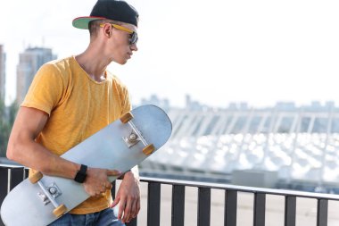 Ciddi genç ellere Skate tutmak