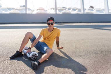 Dinlenme açık memnun genç adam