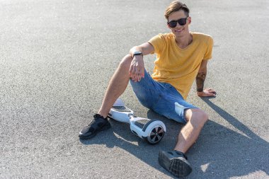 Hoverboard topografyanın giden çocuk