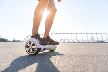 Erkek ayakları üzerinde giroscooter gidiyor