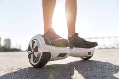 Adamın bacakları jiroskop üzerinde sürme