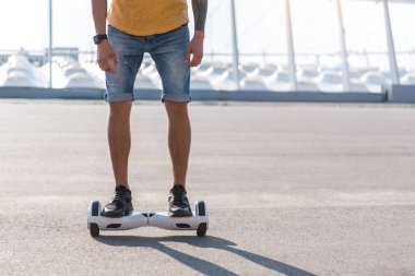 Erkek ayakları üzerinde giroscooter gidiyor