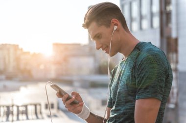 Neşeli adam telefonu izliyor