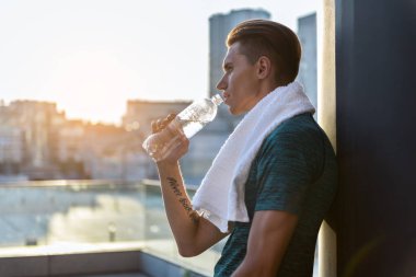 Ciddi adam içeceği balkon tatma