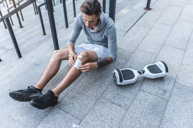 Ciddi erkek uygulanan yapışkanlı bandaj