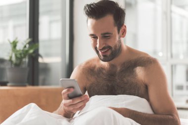 Neşeli adam sabah cep telefonu mesajlaşma