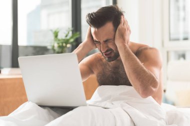 Yorgun erkek işçi dizüstü evde kullanma