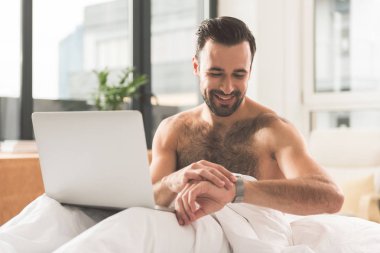 Neşeli adam onun sabah yatak odasında planlama