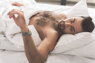 Şaşırmış adam izle yatak odasında bakarak