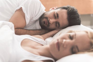 Yatak odasında çift uyuklayan sevgi dolu mutlu