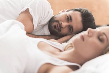 Neşeli koca çevre karısını sabah uyanma