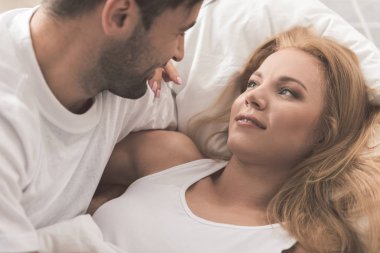 Neşeli adam kadın yatak odasında sevişmek ifade