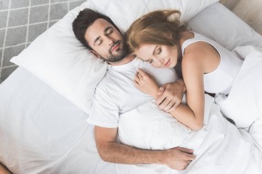 Mutlu bir adam ve yatakta uyuyan kadın