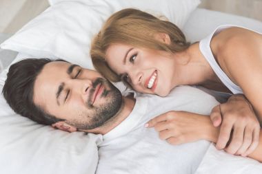 Çift yatak odasında rahatlatıcı sevgi dolu güzel