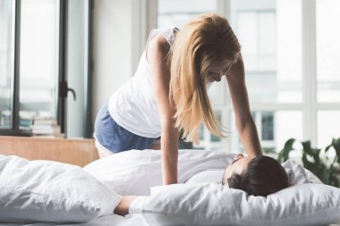 Mutlu kadın yatak odasında erkek arkadaşı ile flört