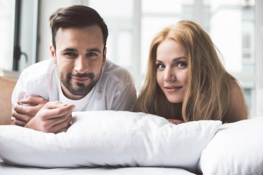 Neşeli erkek ve kadın Eleketrik Yatak takımlar üzerinde luxuriating