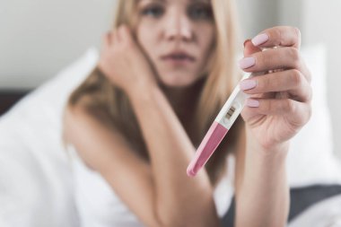 Sinir bozucu genç kadın hamile testi geçiyor