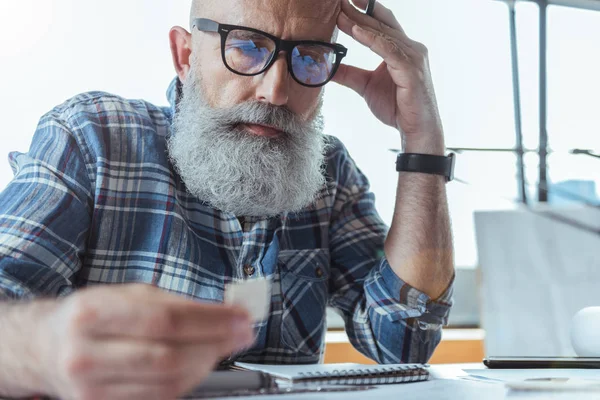 Pensive stylish elderly man is working on project — Stock Photo, Image