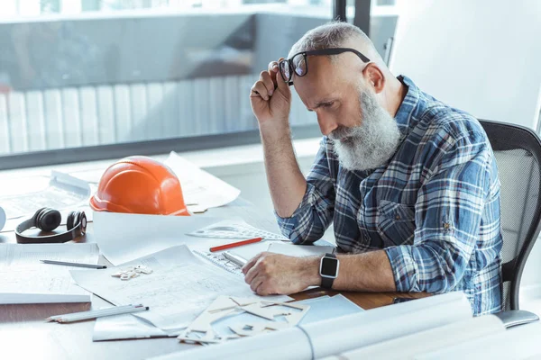 Ingeniero de pelo gris de edad está trabajando con la concentración — Foto de Stock