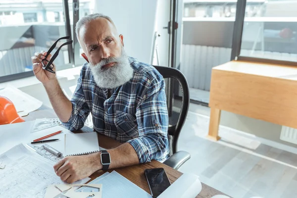 El hábil viejo arquitecto está trabajando en la oficina — Foto de Stock