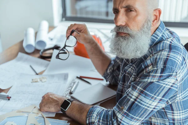 Qualified old architect is thinking about project — Stock Photo, Image