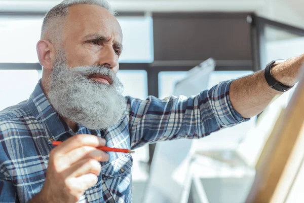 Gråhårig gubbe visar missnöje — Stockfoto