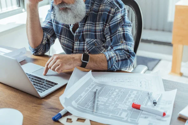 Pensive senior engineer is sitting in office — Stock Photo, Image
