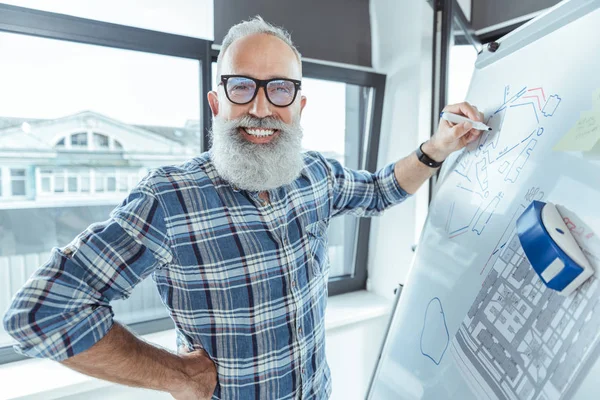 Alegre hombre viejo hábil está expresando felicidad — Foto de Stock