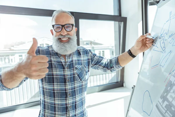Pozitivní starý muž v brýlích je vyjádření štěstí — Stock fotografie