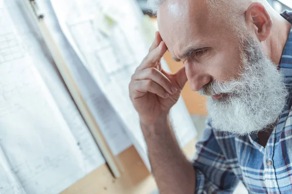 Fundersam senior mannen känner sig utmattad — Stockfoto