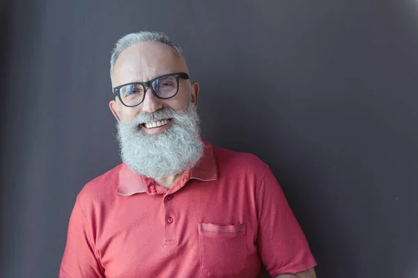 Alegre viejo macho en gafas es de pie con sonrisa — Foto de Stock