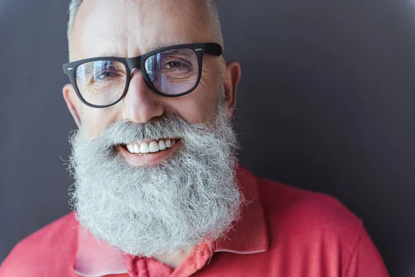 Encantador hombre de pelo gris con estilo está expresando alegría — Foto de Stock