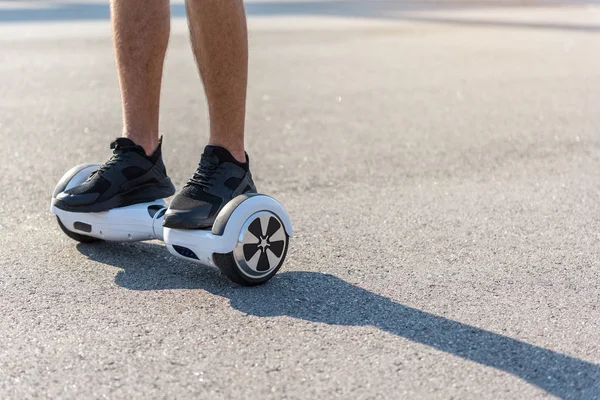 Man voeten gaan op giroscooter — Stockfoto