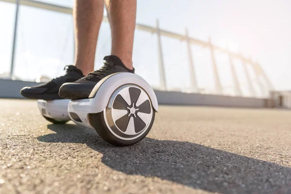 Çocuk ayak üzerinde giroscooter gidiyor