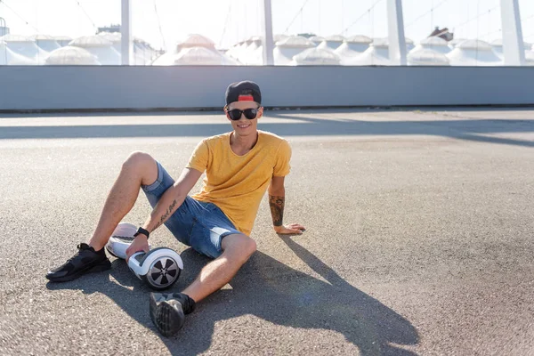 Dinlenme açık memnun genç adam