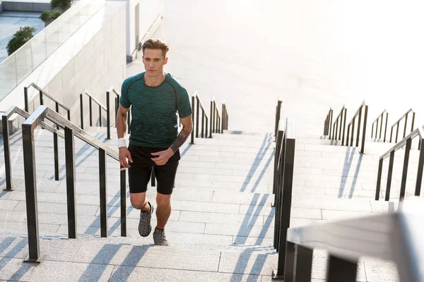 Σοβαρό άνθρωπο τρέξιμο στις σκάλες — Φωτογραφία Αρχείου