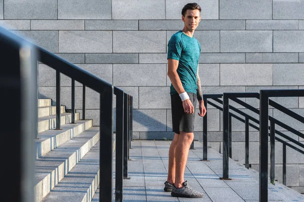 Merdivenlerde topografyanın giden erkek atlet