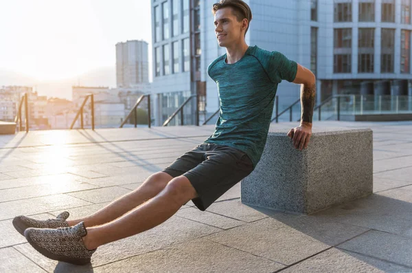 Neşeli adam tren açık yapıyor