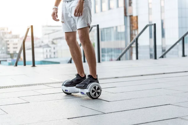 Man voeten op gyroscooter buiten — Stockfoto