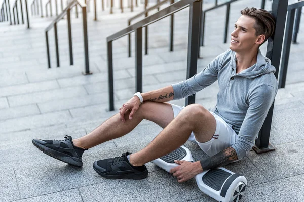 Sorrindo homem ter relaxar após o treinamento — Fotografia de Stock