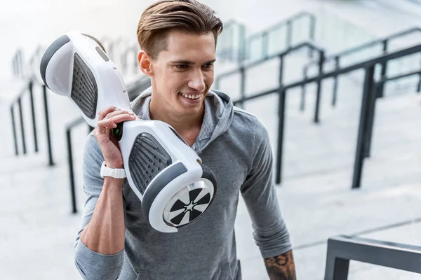 Işınlama sporcu Hoverboard kolundan tutarak