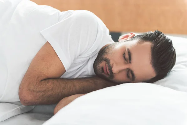 Serene man slapen op zijn bed — Stockfoto