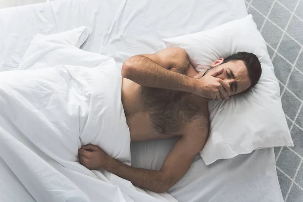 Hombre agotado quiere echarse una siesta — Foto de Stock