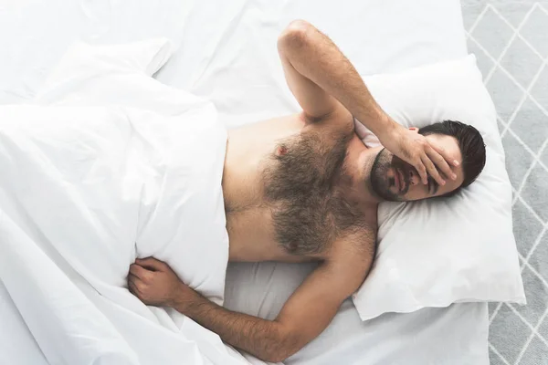 Jeune homme fatigué se réveillant tôt le matin — Photo