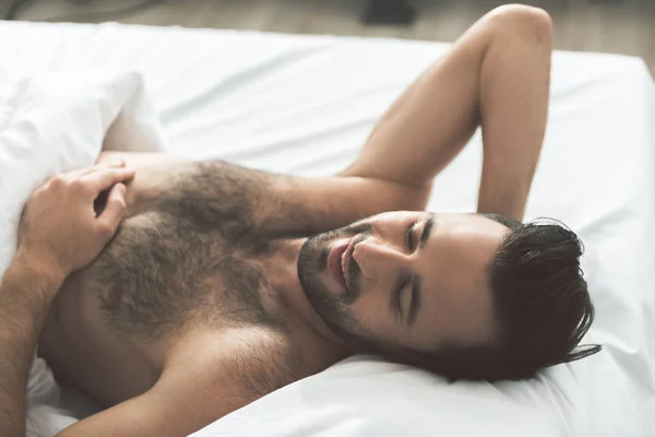 Veselý člověk probouzející se ve své posteli — Stock fotografie