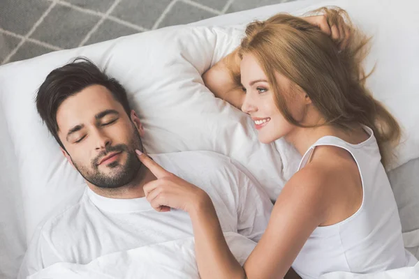 Fröhliches Paar entspannt zusammen im Bett — Stockfoto