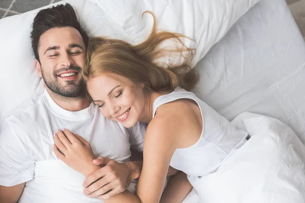 Joyful liefdevolle paar u in slaapkamer samen — Stockfoto