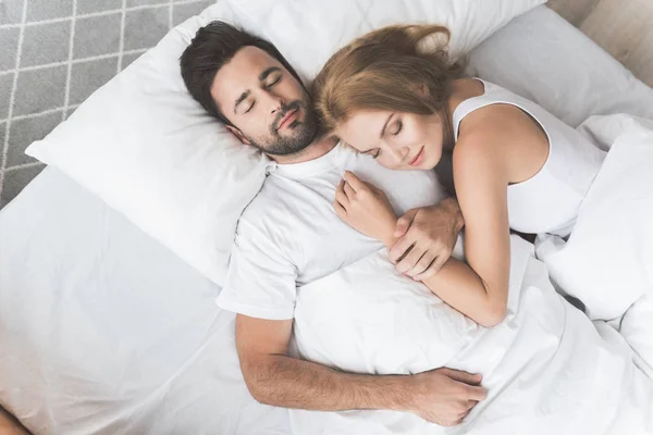 Glücklicher Mann und Frau schlafen im Bett — Stockfoto